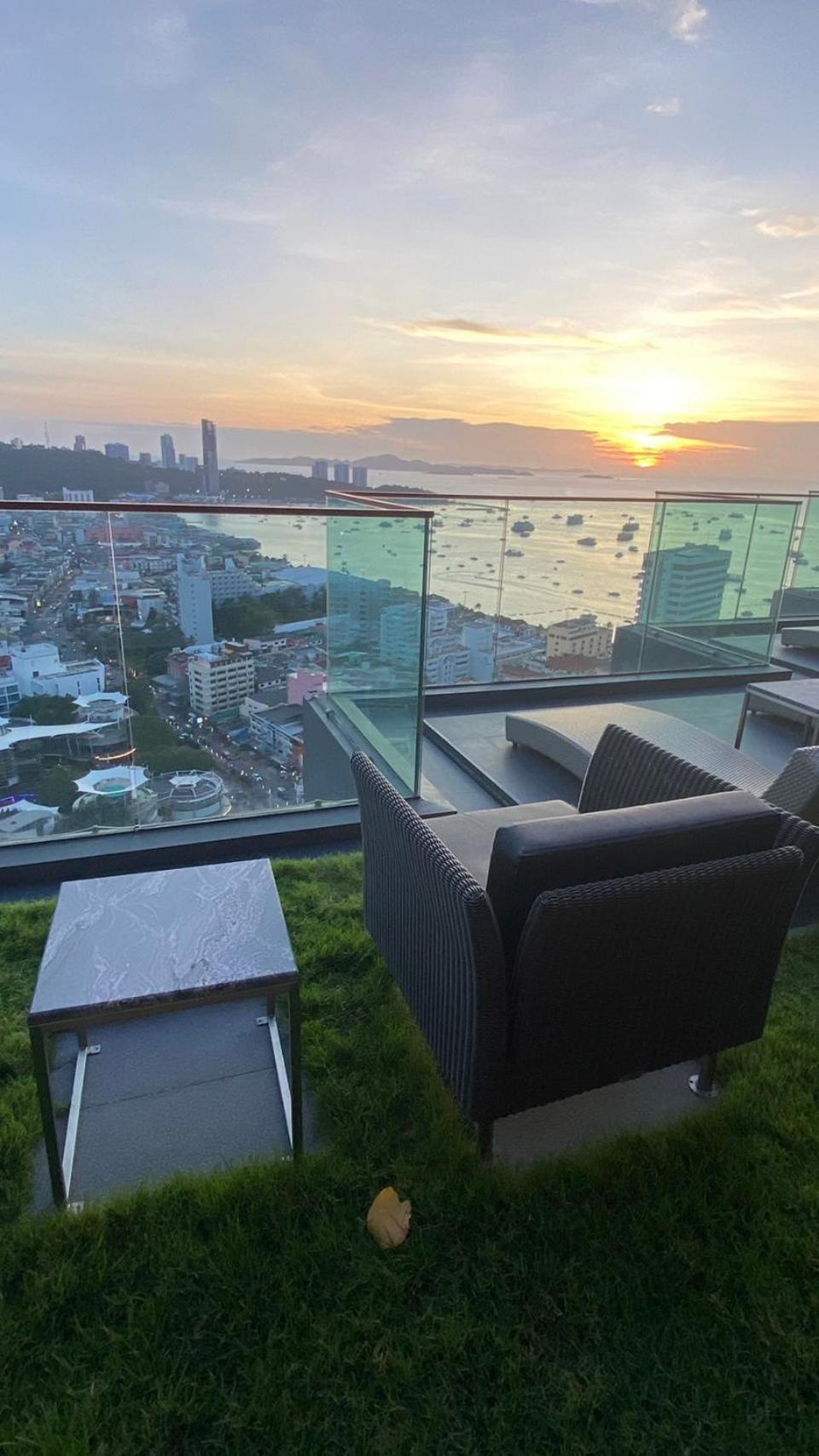 Edge Central Pattaya Seaview Residence With Infinity Pool Exterior foto